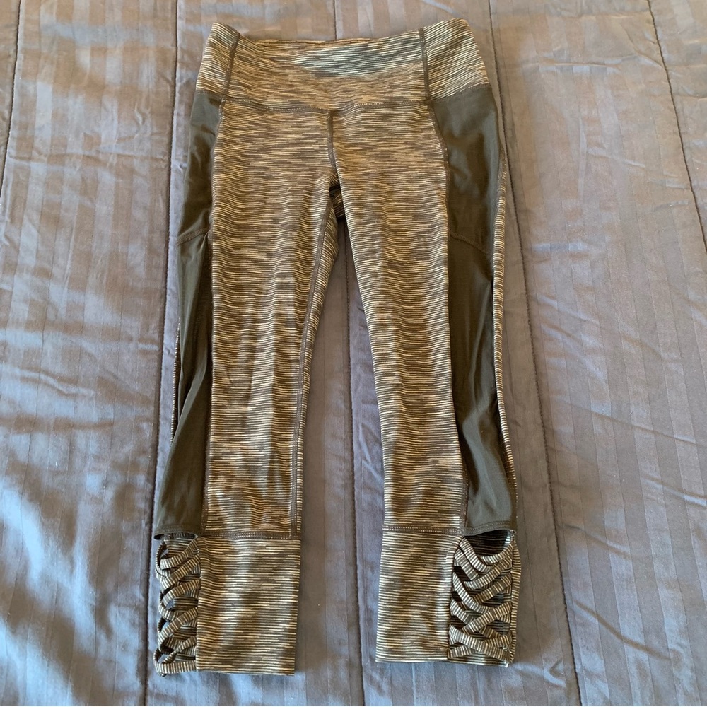 Athleta Mesh Panel Capri Leggings Size XS - Picture 3 of 8